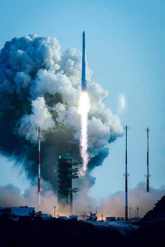 지난 21일 순수 국내 기술로 설계·제작된 한국형 발사체 누리호(KSLV-ll)가 전남 고흥군 나로우주센터에서 발사되고 있다. 연합뉴스=박수현 청와대 국민소통수석 페이스북 화면 캡처.